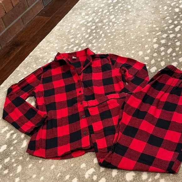 Old Navy Women’s Red and Black Check Pajama Set. Size XS - Picture 2 of 9